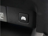 ◆EVスイッチ◆静かに走りたい時に。ONにするとバッテリーからの電力を使い、モーターだけで走行。住宅街の走行でエンジン音を控えたい時などに便利です♪