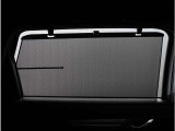 【ロールシェード】日差しや車外からの光が眩しいときにサッと引き出して使えるロール格納タイプのサンシェードを装備。後席に乗ったお子様がウトウトしだした時など、是非ご活用ください。