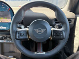 【マルチファンクション付きJCWステアリング】パドルシフト付きでスポーティな運転をより一層楽しめます!