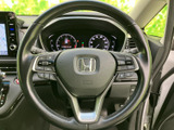左右のスポークにスイッチ類が集約され、運転姿勢を保ちながら各種操作に手を伸ばしやすい仕様です。握りやすい形状で、メーターや前方の様子を見ながら扱いやすい点も魅力です。