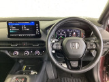 運転席は、大きな座面と包み込むような背もたれがドライバーの身体全体をしっかり支えます。上質なシート素材と座り心地のよいクッションを採用し、長時間の運転やコーナーの多い道も快適です