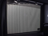 スライドドアに収納式のサンシェードを装備しています。
