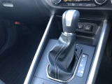操作しやすいATシフトです。シフトチェンジを気にしなくてよいので運転だけに集中できますね。自然と手に届くところにある、手になじむ形状のシフトノブがいいですね。