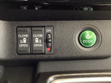 リアドアは乗り降りに便利な両側電動スライドドアです。また運転席に座っていながらスイッチ操作で自在にスライドドアを開け閉めできます。