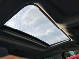 車内に明るい光を取り入れたり、換気にも使ってもらえる、サンルーフを装備しています。