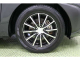 切削&times;ブラック塗装で高級感と力強さを併せ持つ12本スポークブリヂストン15インチアルミホイール(BULMINUM)を装着。足元をシャープに引き締めてくれます。