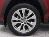19インチアルミホイール(スーパークロームメタリック塗装)が装着されています。タイヤサイズ235/55R19