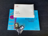 メンテナンスノート【整備記録簿】、取説も揃っています。スマートキーはバッグなどにしまったままボタン操作でエンジンの始動・停止ができて大変便利です。
