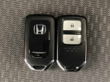 スマートキーを装備しています。鍵を差し込むことなくドアロックの開け閉めと、スタートボタン操作でのエンジンスタートができます。スペアキーも同じものを用意しております。