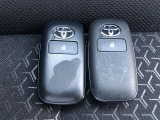 スマートキー2個あります。家族で共有すれば、自宅の駐車場での入替や、旅行先での運転交代など大変便利ですよ。