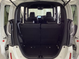 開口部も広く荷物の積み下ろしもしやすいお車となっております。シートの背もたれは5:5の割合で背もたれを可倒でき、前後のシートスライドもできるので荷室をひろげることができます。