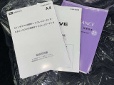 メンテナンスノート、取扱説明書です。 その車の整備記録が事細やかに記録されています。 車が生まれてから今までどのような道を歩んできたのか判るとても重要な物ですよ。