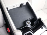コンソールの肘掛けの下には小さな収納スペースがあり、USB端子やシガーソケットが備えられています 音楽再生のメディアを格納するにはちょうどいいスペースです