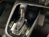 「e:HEV」は、モーター走行を中心にしながら電気エネルギーやエンジン動力を最も効率よく使い分けることができる賢いハイブリッドシステムです。サイドブレーキはスイッチ操作の電子制御パーキングブレーキです
