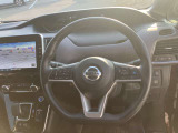 運転席廻りは手が届くところに収納スペースを確保しており、