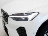 ボルボを象徴する「トールハンマー」デザインを採用したLEDヘッドライトは、ワイドな配光で広い視界を確保。 カーブではステアリング操作に連動して光軸が変化し、常に進行方向を的確に照らします。