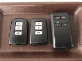 【スマートキー一体型リモートスタート】離れた場所からリモコン操作でエンジンを始動。乗車前から車内を快適な温度に保てます。スマートキーと一体化しているので、携帯性が従来品よりも向上しています。