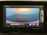 ギヤをR(バック)に入れるとナビの画面に後ろの映像が映るリアカメラ付です。後退時、コンディションが悪い視界でもカラーバックモニターがドライバーをサポートします。