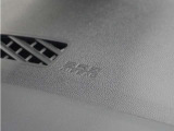 ◆助手席エアバッグ◆SRSエアバッグは、シートベルトだけでは防ぎきれない衝突時の衝撃から乗員を守るための安全装置。衝突時に瞬時に膨らみ、頭部や胸部がダッシュボードに直接衝突するのを防ぎます。
