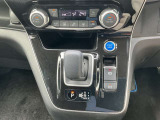 電子パーキングブレーキです。オートホールド機能付なので信号待ちも楽々です。