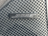 【BOSEサウンドシステム】メーカーオプションの高品位サウンドシステムを搭載。専用のチューニングが施された大小様々なスピーカーから良質なサウンドが奏でられ、臨場感あふれる音響空間を演出します。