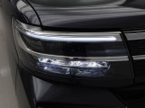 LEDヘッドライト 白く明るい光で夜間走行の安心感を高めます。カスタムグレードは、乗車人数や荷物の量に応じて、照射軸の上下方向を自動調節するオートレベリング機能付です。