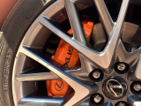 【オレンジキャリパー】ハイパワー車両には強力なブレーキが必須!色鮮やかなキャリパーがスポーティな印象を引き立てます♪