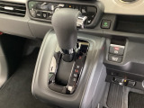 CVT車のセレクトレバーです。低速から高速まで、変速ショックのないスムーズな走りと、エンジン効率のよい領域を維持して燃費にも貢献します。サイドブレーキはスイッチ操作の電子制御パーキングブレーキです。