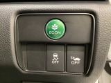 VSA装備車です。VSAはドライバーの操作と車の動きを見守っています。もし車の挙動が乱れたとき、4輪別々にブレーキをかけたり、エンジンパワーをしぼることによって車を安定させます。