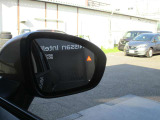 後側方から接近する車両を感知しオレンジ色に点灯して知らせてくれます。