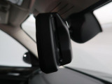 【ルームミラー一体型ETC】BMWといえばルームミラー一体型のETC。ドライバーから差し込めるかたちになっておりますので、差し忘れの際も慌てずにご利用いただけます。