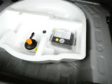 スペアタイヤレス車です。応急セットを搭載しております。