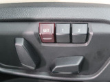 【メモリー機能付きパワーシート】運転手が代わってもボタン一つで設定ポジションに。常にご自身のドライブ設定が整います。