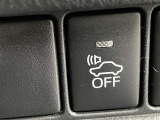 【車両接近通報一時停止スイッチ】低速走行時の「ヒュイーン」という擬音を一時的にオフにできるスイッチです。深夜や早朝の住宅街でも、静かに周囲に気兼ねなく走行できます。