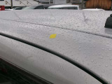 ルーフの運転席側前方にキズがあります。