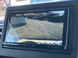 バックモニター装備。画面にて後方の確認が行えるので、バック駐車や車庫入れの際には重宝します。車の運転に慣れない方でも安心のガイドライン表示機能付。