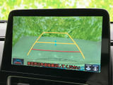 後方の様子とガイドラインが画面に表示され、駐車時の後退をサポートします。周囲を目視で確認しながら活用できるため、車庫入れや狭い場所での取り回しに役立ちます。