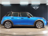 ☆MINIの車の始まりは大人四人がギリギリ乗れるコンパクトな車です!!今となっては3ナンバーですが、もともとは5ナンバーの車でした!!