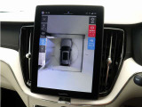 画面分割表示にも対応した360&deg;ビューカメラを搭載。狭い場所での取り回しも安心です。画面を分割することで、俯瞰画像と同時に車両前方または後方の180&deg;広角映像を表示することができます。