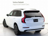 Volvo Cars appで車にリモートアクセスして、空調機能の操作や車の施錠・開錠、ソフトウェア更新などが可能です。エアコンやシートヒーターを操作して、出発前に車内を快適な温度に整えられます。