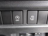 助手席側電動スライドドアのスイッチがあります。運転席に座ったままスライドドアの操作ができます。