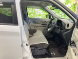 明るい色合いのシートと落ち着いた内装が広がり、運転席では前方や左右の視界を確保しやすいレイアウト。乗り降りしやすく、毎日の移動にも心地よくお使いいただけます。