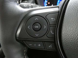 【ステアリングスイッチ】ステアリングから手を伸ばさなくても簡単にオーディオコントロールできますので、安全ですね。