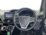 運転席まわりです。 各操作スイッチは使いやすい位置に配置されてます。
