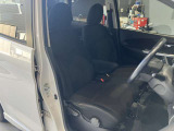 運転席まわりです。運転席からの視界が左右に広く隅々まではっきりと見渡せます!クルマの前端も把握しやすく安心して運転できます!