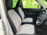 明るい色合いの座面と落ち着いた色の側面を組み合わせたシートで、運転席と助手席が並びます。ドアを開けた際に車内を見渡しやすく、清潔感のある印象です。