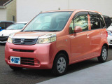 鮮やかなピンクのカラーリングが目を引くライフのスタイリッシュなフロントビュー。愛着のわくデザインで毎日の街乗りや通勤のお出かけも楽しくなります。CARGO稲沢店では全車現車確認を実施し品質管理を徹底し
