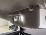 運転席・助手席のバイザーにはバニティミラーが付いております