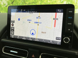 地図上に現在地と周辺の道路が表示され、目的地までのルート確認に役立ちます。画面内の案内表示も見やすく、行き先を探す際に活用できる便利な装備です。