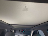 普段使いから、旅行のロングドライブまで非日常感を楽しめるサンルーフ付き車両です。